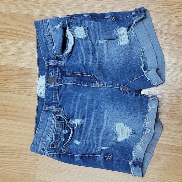 EUC Mudd flx stretch Cuffed distressed jean shorts - Picture 1 of 4